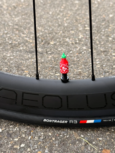 Sir-Racha Hot Sauce Ventilkappe | 3D-gedruckt Presta Produktbild 1